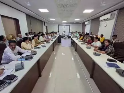 ભરૂચ: ભરૂચ જિલ્લામાં આંતરરાષ્ટ્રીય યોગ દિવસની ઉજવણી અન્વયે કલેક્ટર ગૌરાંગ મકવાણાની અધ્યક્ષતામાં બેઠક યોજાઈ