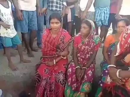 জামুরিয়া: জামুরিয়া বাগডিহা সিদ্ধপুর গ্রামে তৃণমূল ব্লক সভাপতি গাড়ি ধাক্কায় আহত এলাকার বেশ কিছু মহিলা সহ স্থানীয়রা