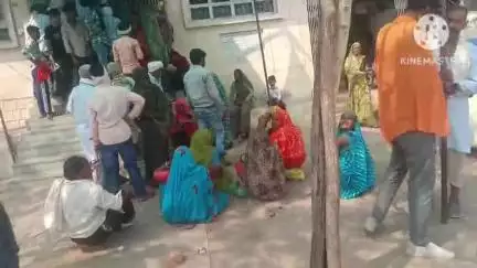 पिछोर: पिछोर नगर के जिला सहकारी केंद्रीय बैंक में हितग्राहियों को समय पर रुपए नहीं मिलने से परेशानी