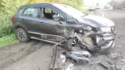 रायसेन: कुसीयारी मोड़ के पास NH-146 पर दो कारों के बीच हुई टक्कर, बड़ा हादसा टला