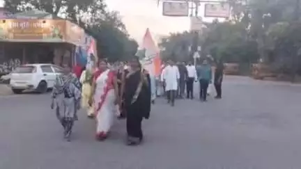 अंबिकापुर: राजीव भवन से कांग्रेस ने कैंडल मार्च निकालकर विमान हादसे में दिवंगतों को दी श्रद्धांजलि, केंद्र सरकार पर साधा निशाना