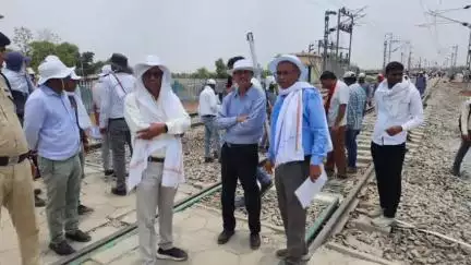 झांसी: रेल संरक्षा आयुक्त की मौजूदगी में बरुआसागर-टेहरका नव विद्युतिकृत लाइन पर 115 किलोमीटर प्रति घंटे की रफ्तार से हुआ ट्रायल