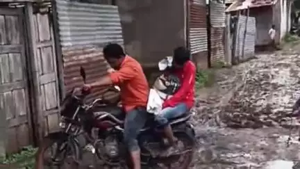 परभणी: बाबर कॉलनीसह प्रभाग 12 मधील नागरी सुविधांच्या मागणीसाठी नागरिकांचे बाबर कॉलनी येथे रास्तारोको आंदोलन #Jansamasya