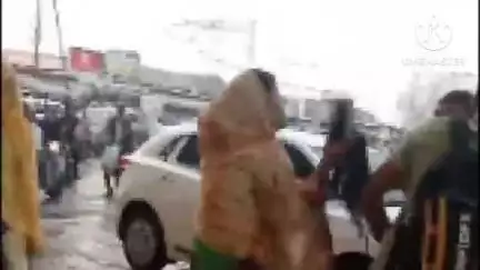 मुरैना नगर: बैरियर चौराहे पर महिला से छेड़खानी कर रहे युवक की चप्पलों से पिटाई, वीडियो वायरल