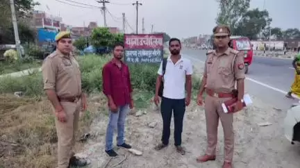 तिलहर: कोतवाली थाना पुलिस टीम ने 02 जिला बदर अपराधियों को जनपद की सीमा के बाहर छोड़ा