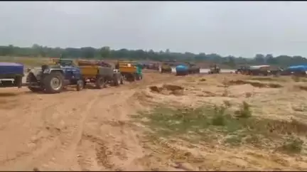 బెల్లంపల్లి: కర్జి గ్రామంలో ప్రభుత్వం ఏర్పాటు చేసిన ఇసుక రీచ్ లో ర్యాంపులు లేక ఇబ్బందులు ఎదుర్కొంటున్నమన్న ట్రాక్టర్ డ్రైవర్లు