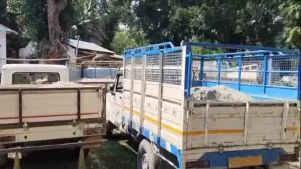 শীতলকুচি: খলিসামারি পঞ্চায়েত এলাকা থেকে সাতটি বালি বোঝাই পিকআপ আটক করল শীতলকুচি থানার পুলিশ