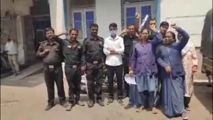 छिंदवाड़ा नगर: वेतन व PF फंड की राशि दिलाने की मांग को लेकर सिक्योरिटी गार्ड्स ने सिविल सर्जन कार्यालय के बाहर की नारेबाजी, दिया ज्ञापन