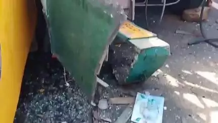 பென்னாகரம்: நாகாவதிஅணை அருகே அரசு  பேருந்தும் தனியார் கல்லூரி பேருந்தும் மோதிய விபத்தில் 21 பேர்  காயம்