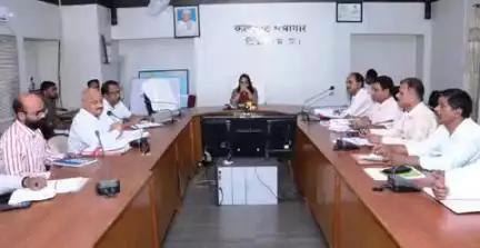 डिंडौरी: कलेक्टर ने धरती आवा ग्राम उत्कर्ष अभियान को लेकर कलेक्टर कार्यालय में अधिकारियों के साथ की बैठक