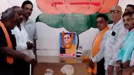 मुंगेली: वायुयान दुर्घटना में दिवंगत 261 व्यक्तियों और पूर्व CM विजय रुपाणी को भाजपा कार्यालय में दी गई श्रद्धांजलि