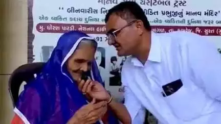 ઉમરપાડા: બિન વારસી હાલતમાં મળેલ વૃદ્ધ મહિલાને આશીર્વાદ માનવ મંદિર ખાતે આશરો આપવામાં આવ્યો.