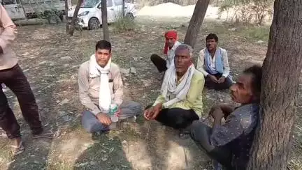 फतेहपुर: बकेवर के नहरामऊ गांव में संदिग्ध परिस्थितियों में फंसी पर लटका मिला शव, मृतका के पिता ने दहेज हत्या का लगाया आरोप