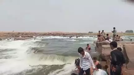 करछना: देवरा पटपर स्थित पिकनिक स्पॉट पर दोस्तों संग टौंस नदी में नहाते वक्त एक युवक डूबा, तलाश जारी