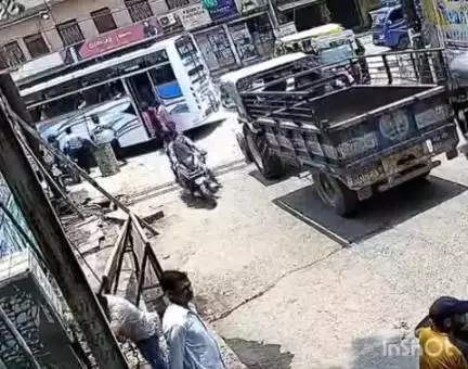 श्योपुर: बस संचालकों ने बाइक सवार दो युवकों से की मारपीट, सीसीटीवी में कैद हुई घटना