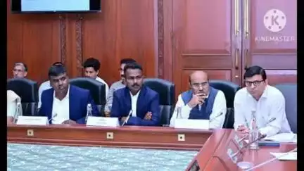आर्वी: विधानसभा क्षेत्रातील विविध विकास प्रकल्प बाबत मुंबई येथे मुख्यमंत्र्याच्या उपस्थितआढावा आमदार सुमित वानखडे यांची माहिती