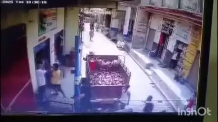 जानसठ: ककरौली के गाँव तेवडा में मामूली विवाद पर दबंगों ने बुजुर्ग दुकानदार और उसके बेटे को जमकर पीटा, CCTV में घटनाक्रम कैद