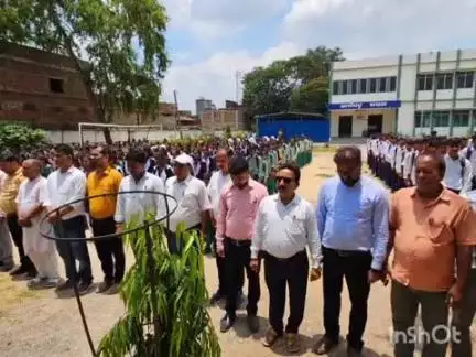 चतरा: अहमदाबाद विमान हादसे में 241 लोगों की मौत पर डिस्ट्रिक सीएम स्कूल ऑफ एक्सीलेंस चतरा में शोक सभा का आयोजन
