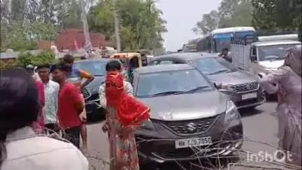 भिवानी: बिजली-पानी की समस्या से परेशान फ्रैंड्स कॉलोनी के लोगों ने हिसार रोड पर लगाया जाम