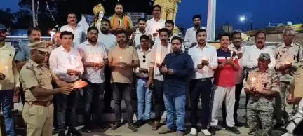 चारामा: गुजरात अहमदाबाद एयर इंडिया प्लेन दुर्घटना में जान गवाने वालो को दी गई श्रद्धांजलि।