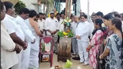 రాయదుర్గం: అమృత్ - 2 పథకం ద్వారా ప్రతి ఇంటికి స్వచ్ఛమైన తాగునీరు అందిస్తామని పట్టణంలో ప్రభుత్వ విప్ కాలవశ్రీనివాసులు వెల్లడి
