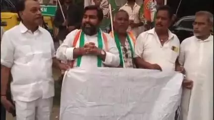 आदित्यपुर गम्हरिया: अहमदाबाद विमान हादसे में जान गंवाने वालों को पटेल चौक आदित्यपुर में कांग्रेस कमेटी ने दी श्रद्धांजलि