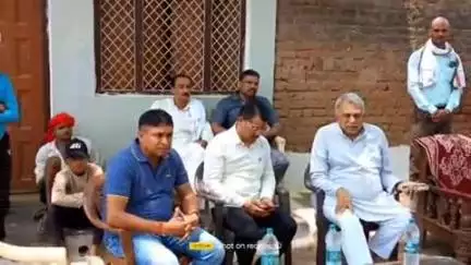 नौगांव: नौगांव बिलहरी पीड़ित परिवार के घर पहुंचे पूर्व मंत्री मानवेंद्रसिंह, कहा- पुलिस और प्रशासन आपके साथ है, न्याय मिलेगा