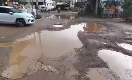 ఇబ్రహీంపట్నం: ఇబ్రహీంపట్నంలోని రాయపోల్  లో వర్షానికి చెరువులను తలపిస్తున్న రోడ్లు
