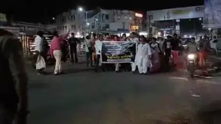 અમદાવાદની ગોઝારી ઘટનાને લઇ પાટણ બગવાડા દરવાજા ખાતે કેન્ડલ માર્ચ યોજાઈ