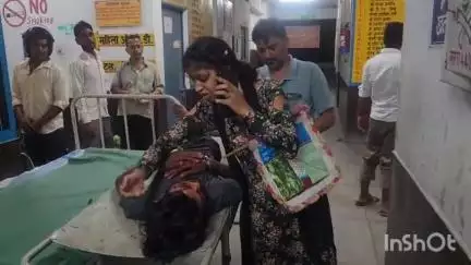 बिसौली: बगरैन कस्बा के पास ई-रिक्शा और बाइक की जोरदार टक्कर, ई-रिक्शा चालक गंभीर रूप से घायल