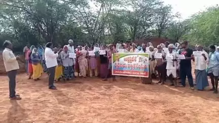 కనిగిరి: గాయం వారి పల్లిలో మూడు నెలలుగా పెండింగ్ బిల్లులు చెల్లించలేదని ఉపాధి కూలీల ధర్నా
