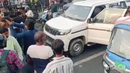 आगरा: सुल्तानगंज की पुलिया पर कार ने बाइक में मारी टक्कर, दो लोग हुए घायल