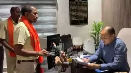 कवर्धा: सिंघनगढ में सरपंच ने 7 परिवार के 50 लोगों को गांव में हुक्का-पानी बंद करने का फरमान सुनाया, एसपी कार्यालय में की शिकायत