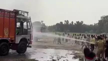शाहजहांपुर: मिश्रीपुर ढाबे के पास खड़े ट्रक में लगी आग, फायर ब्रिगेड ने पाया काबू