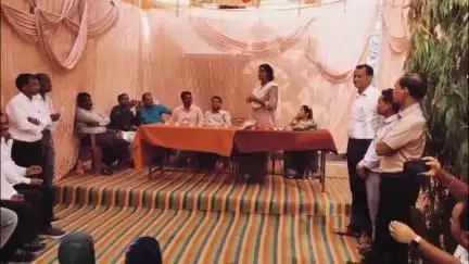 सिवनी: गिफ्ट अ डेस्‍क अभियान: पत्रकारों ने प्राथमिक शाला बम्‍हनी में 10 डेस्‍क बेंच उपलब्‍ध कराई