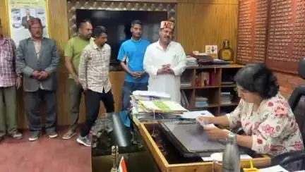 कुल्लू: #जन समस्या: पदर से लोट तक जल्द की जाए सड़क की मरम्मत, उपायुक्त कुल्लू से मिले ग्रामीण