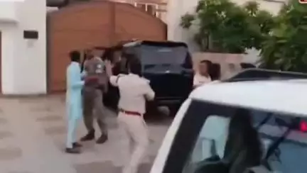 धनबाद/केंदुआडीह: धनबाद: धैया में प्रभातम मॉल के पास विपरीत दिशा से आ रही काली स्कॉर्पियो को पुलिस ने फिल्मी अंदाज में पकड़ा