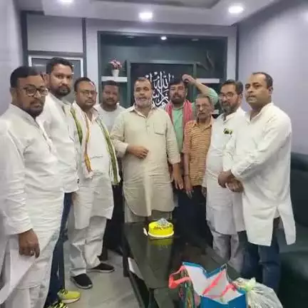 सहजनवा: समाजवादी पार्टी के वरिष्ठ नेता मेरे मित्र जियाउल इस्लाम साहब का जन्मदिन मनाते हुए साथीगण।