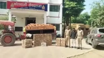 चंदौली: जेठमलपुर समीप हाईवे पर ट्रैक्टर ट्राली में छिपाकर ले जा रहे भारी मात्रा में अवैध शराब बरामद, तस्कर गिरफ्तार
