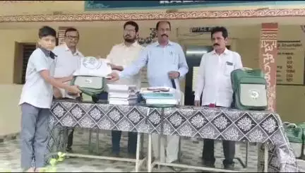 కలికిరి ప్రభుత్వ బాలుర ఉన్నత పాఠశాలలో విద్యార్థులకు సర్వేపల్లి రాధాకృష్ణ విద్యార్థి మిత్ర కిట్లు పంపిణీ