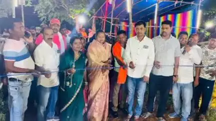 गोला: कोरांबे में मंडा पर्व पर पश्चिम बंगाल के कलाकारों ने छऊ नृत्य प्रस्तुत किया, मुखिया ने किया उद्घाटन