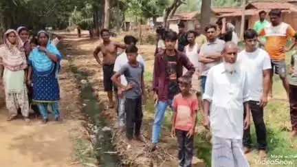 देवीपुर: धनरख्खा गांव में सड़क की मांग को लेकर ग्रामीणों का प्रदर्शन, बुनियादी सुविधाओं का घोर अभाव