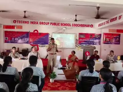 কোচবিহার ২: পুন্ডিবাড়ি থানার উদ্যোগে মধুপুরে বেসরকারি বিদ্যালয় হল সচেতনতা শিবির, উপস্থিত ASP, BDO