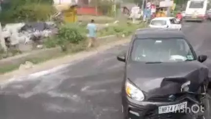 भोटा: अपर कोहली बाजार में दो कारों के बीच हुई टक्कर, हादसे में कार सवार बाल-बाल बचे