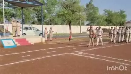 नवागढ़: बेमेतरा की पुलिस सुरक्षित केंद्र में वरिष्ठ पुलिस अधीक्षक रामकृष्ण साहू ने पुलिस जवानों के लिए जनरल परेड आयोजित की