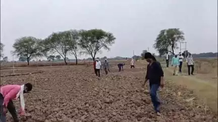 मोठ: मोठ में उपजिलाधिकारी के आदेशानुसार चक रोड को किया गया कब्जा मुक्त