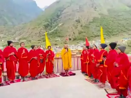 अहमदाबाद की हवाई दुर्घटना में प्राण गवाने वालों के लिए बदरीनाथ धाम में प्रार्थना की गई*
विगत दिन कल दिनांक 12 जून को गुजरात के अहमदाबाद में हुई विमान क्रैश की घटना ने पूरे देश की झकझोर दिया है , सभी प्राण गंवाने वाले हमारे अपने परिवार के ही