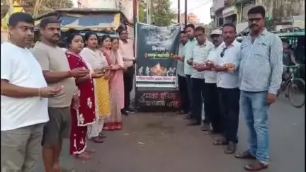 दुमका: अहमदाबाद विमान हादसे पर अखिल भारतीय ग्राहक पंचायत की दुमका इकाई ने टीन बाजार चौक पर दी श्रद्धांजलि