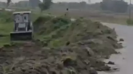 গোয়ালপোখর ১: গোয়ালপোখর থানার ডোহা পাড়া এলাকায় রাজ্য সড়কের সংস্কারের কাজ শুরু করা হলো