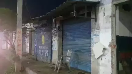 रामपुर: माल गोदाम तिराहे के पास बनी सैकड़ों दुकानों के दुकानदारों को जिलाधिकारी की तरफ से मंगलवार तक राहत की खबर
